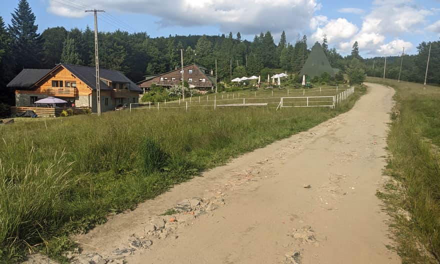 Ranczo Błatnia między szczytem pod szczytem Wielkiej Cisowej