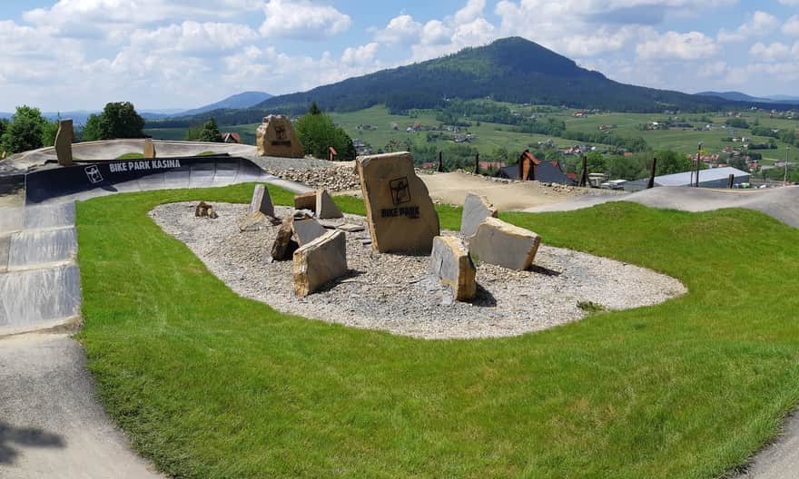 Pumptrack przy dolnej stacji kolejki na Śnieżnicę w Kasinie Wielkiej. Fot. Kasina Ski&Bike