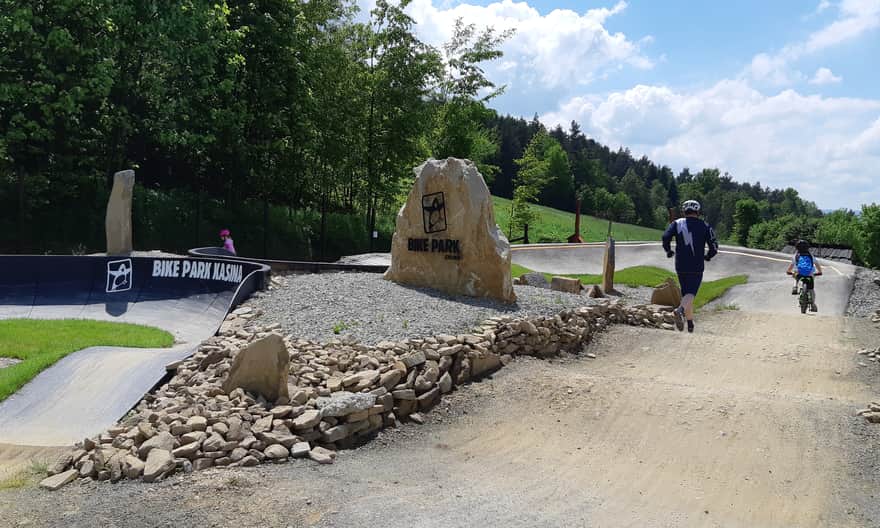 Pumptrack przy dolnej stacji kolejki na Śnieżnicę w Kasinie Wielkiej. Fot. Kasina Ski&Bike