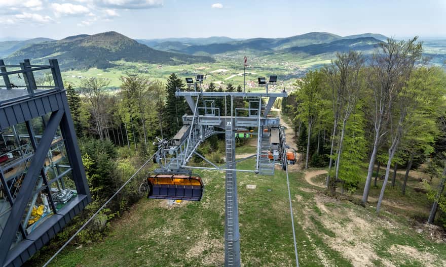 Całoroczna kolej krzesełkowa na Śnieżnicę w Kasinie Wielkiej. Fot. Kasina Ski&Bike