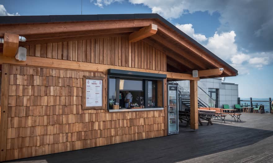 Punkt gastronomiczny na górnym tarasie. Fot. Kasina Ski&Bike