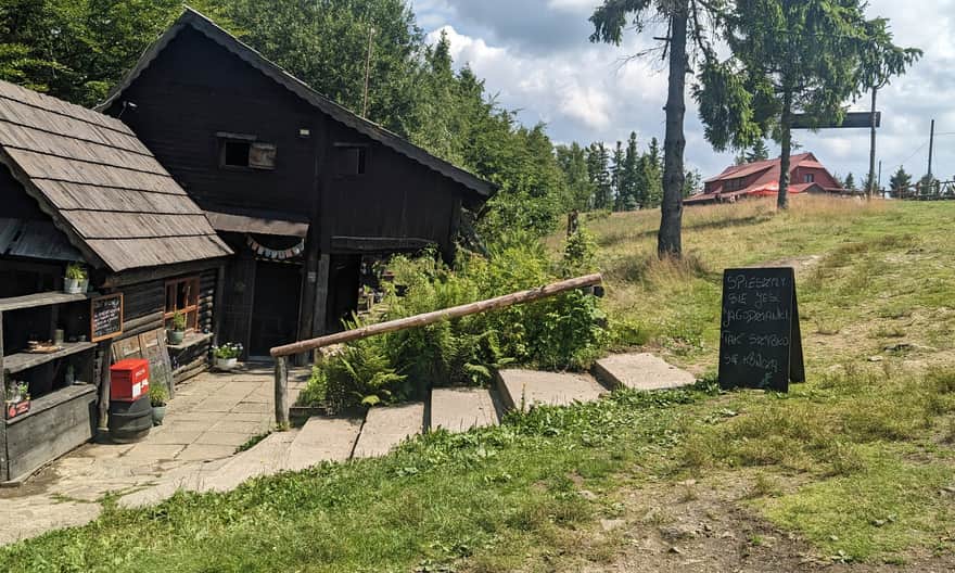 Polska Koliba Roberta, a powyżej czeska Chata pod Czantorią