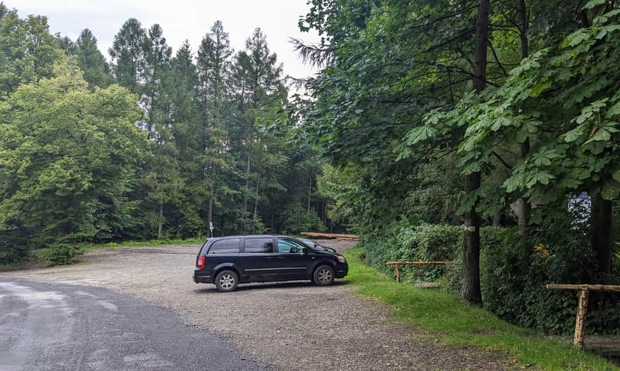 Żółty szlak na Małą Czantorię. Duży lesny parking - Ustroń Jelenica