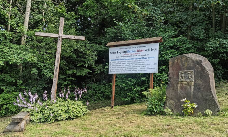 1 z 7 stacji Drogi Radości i Boleści Matki Bożej oraz plan mszy św. przy Złotej Studzience