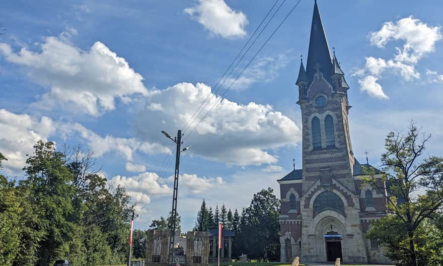 Czerwonym szlak z Lubatowej na Cergową - centrum Lubatowej