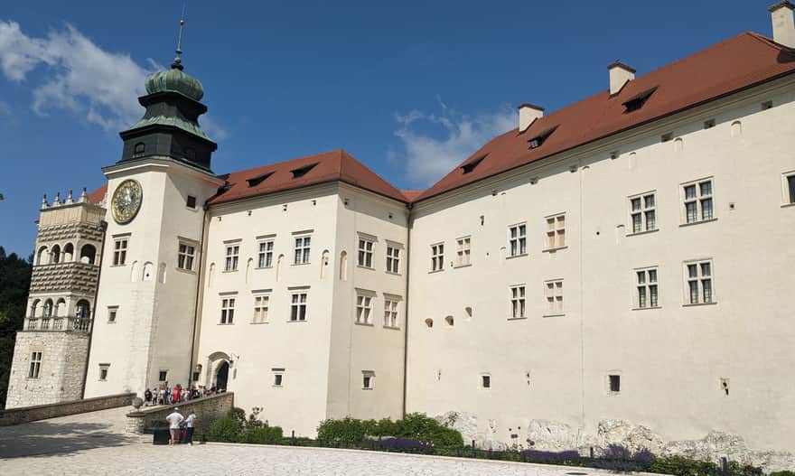 Zewnętrzny dziedziniec Zamku w Pieskowej Skale ze słynną wieżą zegarową i renesansową loggią