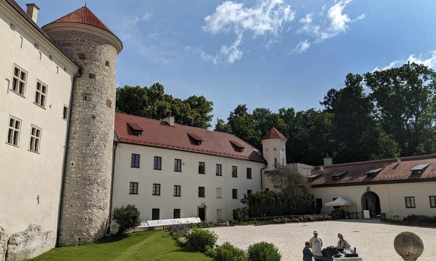 Zewnętrzny dziedziniec Zamku w Pieskowej Skale - makieta zamku, okrągła baszta gotycka (XV) i wieloboczna neogotycka (XIX w.)