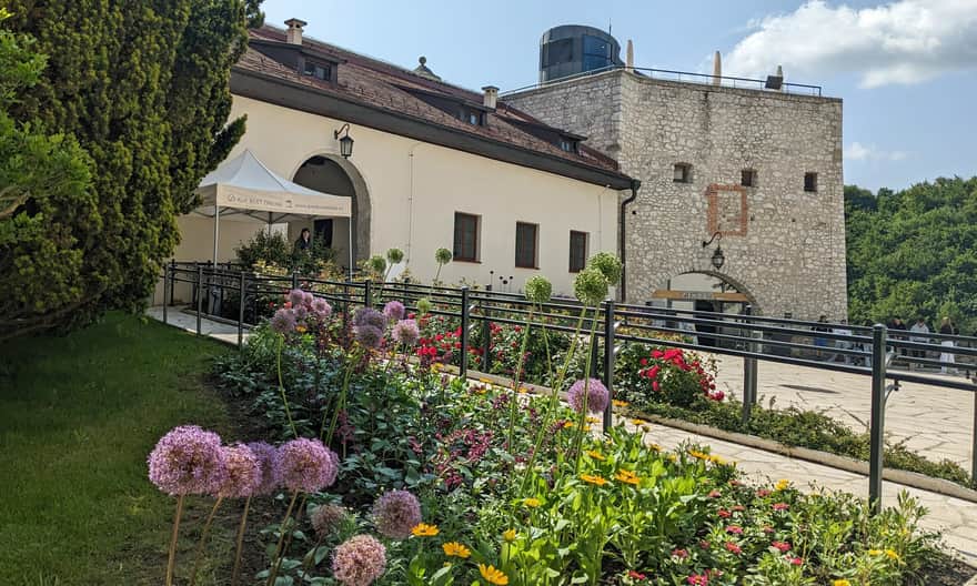 Pieskowa Skała - bastion z restauracją i tarasem widokowym