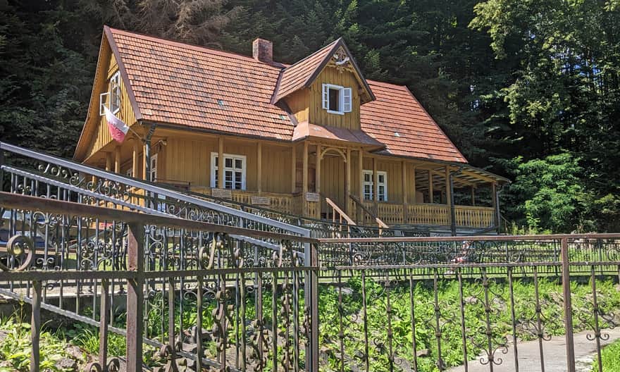 Pustelnia św. Jana z Dukli. Dom rekolekcyjny - tu znajdziemy dyżurnego zakonnika, opiekuna pustelni.