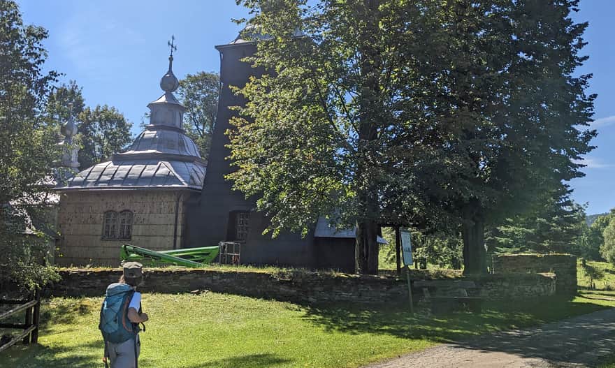 Czerwony szlak z Chyrowej do Pustelni św. Jana w Trzcianie. Cerkiew w Chyrowej