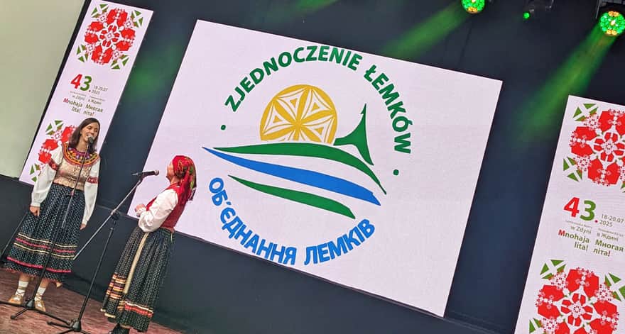 Słynna łemkowska pieśniarka Julia Doszna z młodą uczennicą w czasie występu na Łemkowskiej Watrze w Zdyni,