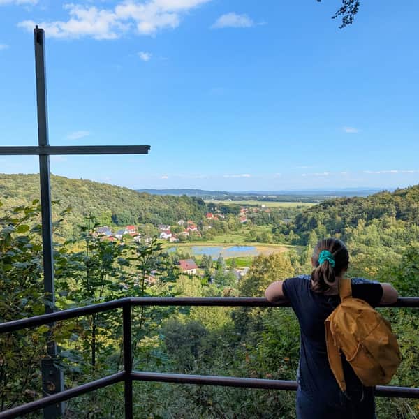 Dolina Aleksandrowicka i punkt widokowy na skale Krzywy Sąd