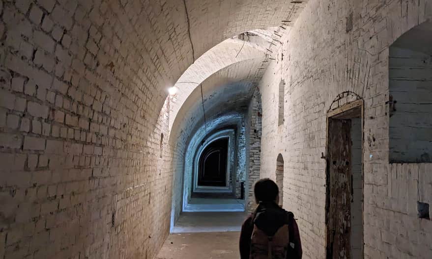 Fort Zachodni w Świnoujściu. Mroczne wnętrza kazamatów