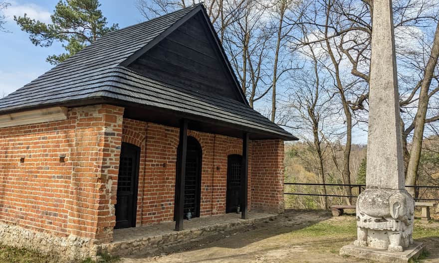 Grodzisko - domki modlitwy i obelisk ze słoniem