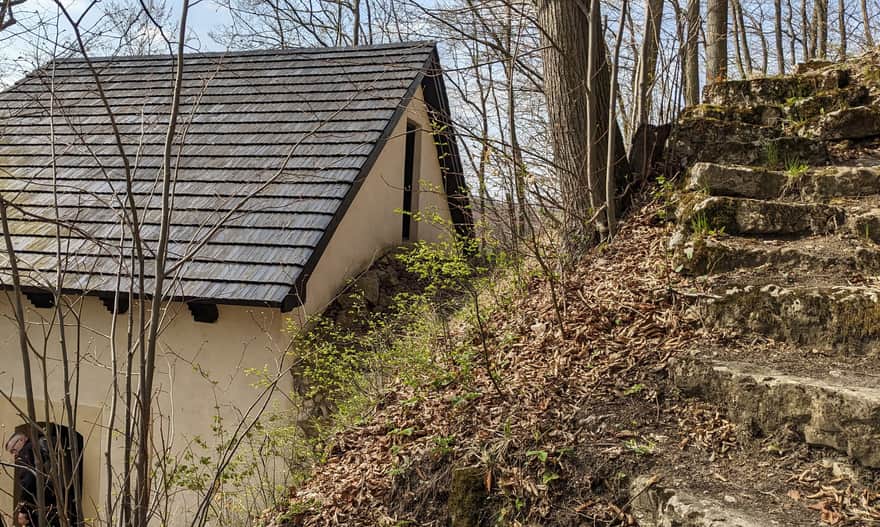 Grodzisko - budynek pustelni bł. Salomei i strome stopnie do niej prowadzące