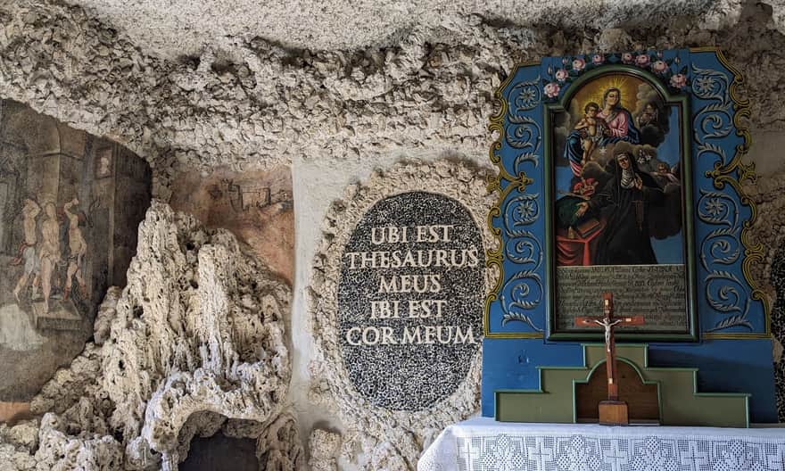 Grodzisko - wnętrze pustelni bł. Salomei stylizowane na jaskinię z szatą naciekową