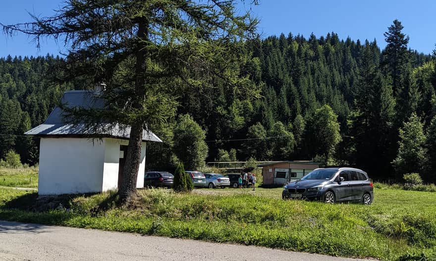 Niebieski szlak na Gorc - parking przy kapliczce