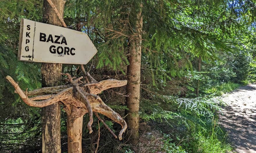 Drogowskaz do studenckiej bazy namiotowej Gorc