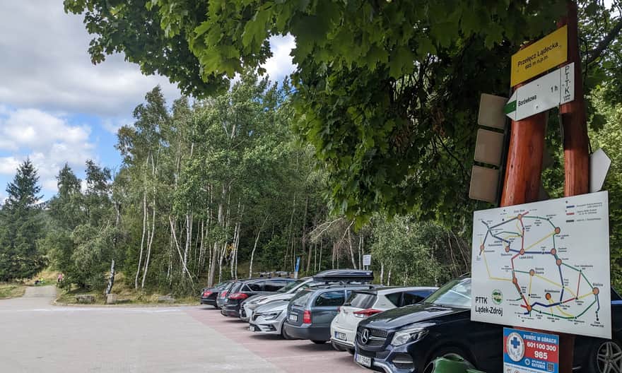 Zielony szlak na Górę Borówkową. Parking na Przełęczy Lądeckiej
