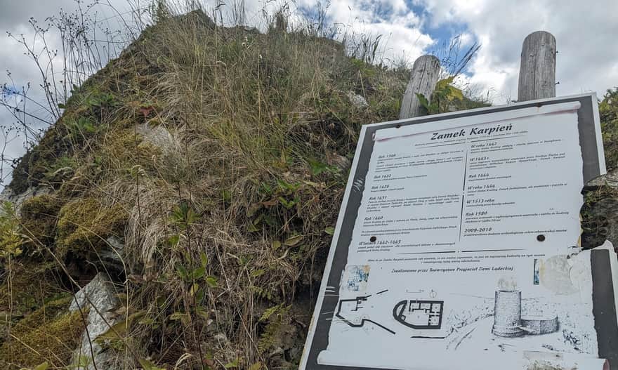Ruiny Zamku Karpień. Tablica informacyjna.