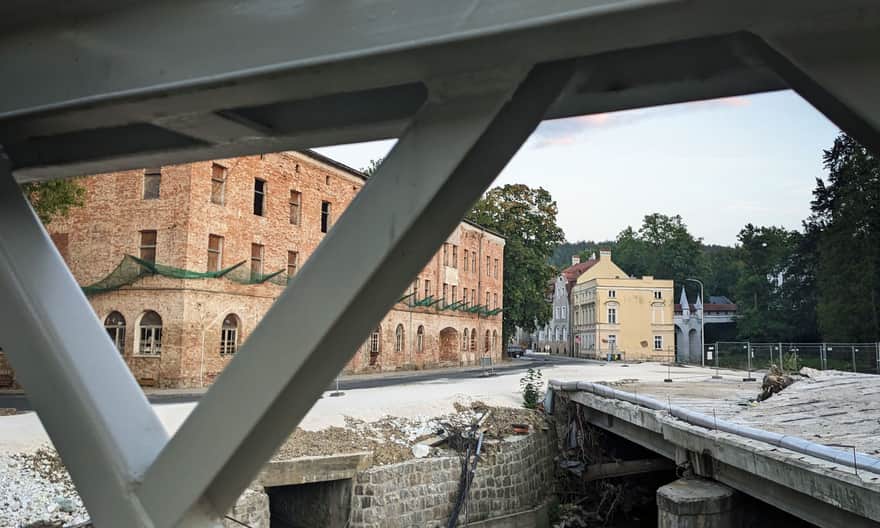 Lądek-Zdrój, ul. T. Kościuszki i 3 mosty: na pierwszym planie most tymczasowy, na drugim: most zniszczony we wrześniu 2024 r., w głębi tzw. kryty most - on przetrwał!