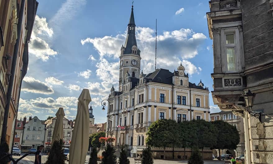 "Lądek-Miasto": Rynek z Ratuszem i zabytkowymi kamienicami, lato 2025 r.