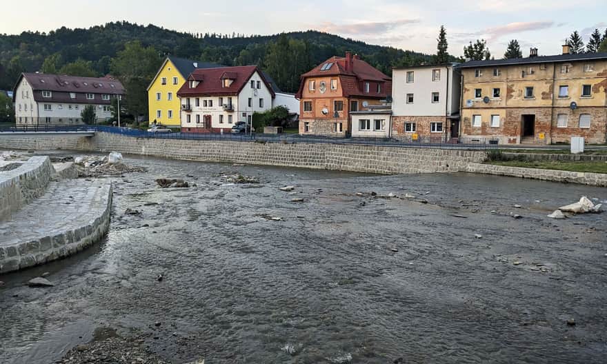 Lądek-Zdrój. trwa odbudowa nabrzeża Białej Lądeckiej, lato 2025 r.