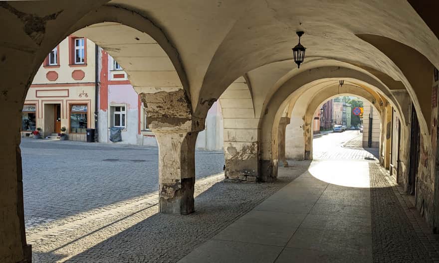 Podcienia kamienic na lądeckim Rynku nadal czekają w koljece na remont, lato 2025 r.