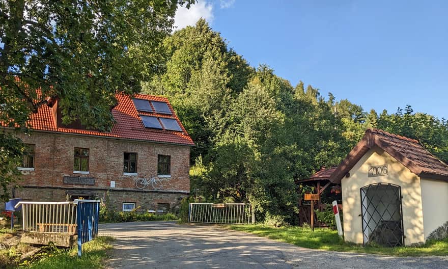 Z Lutyni na Borówkową Górę. Centrum Lutyni - kapliczka i budynek byłej szkoły (dziś agroturystyka)