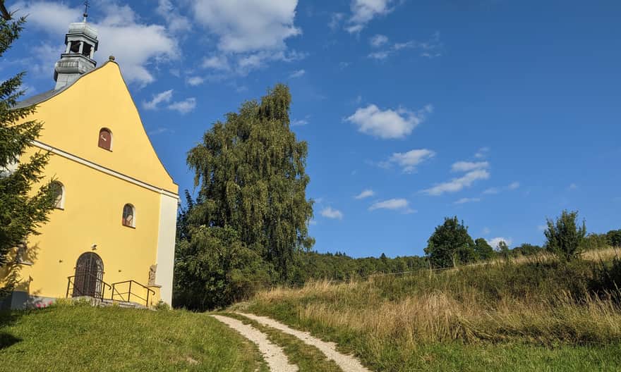 Z Lutyni na Borówkową Górę. Kościół św. Jana Nepomucena w Lutyni