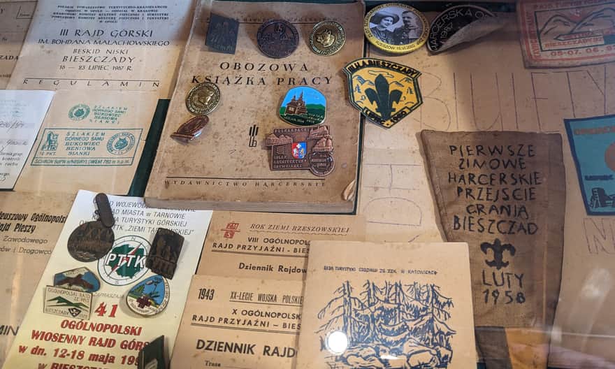 Zielony Domek, Muzeum Turystyki Górskiej w Ustrzykach Górnych - historyczne dokumenty i odznaki turystyczne