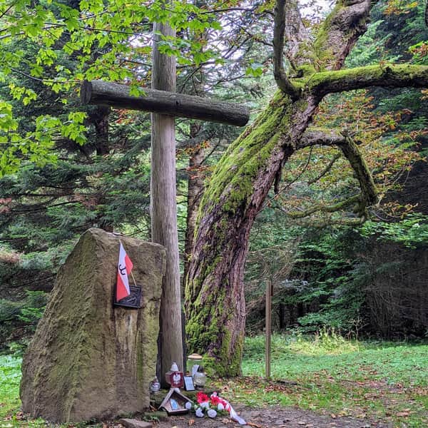 Brenzberg - ruiny leśniczówki i miejsce pamięci