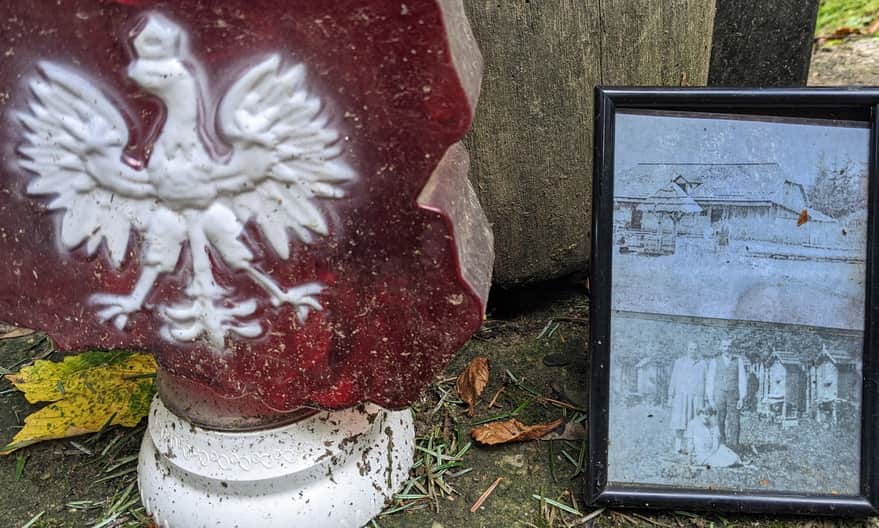 Brenzberg - zdjęcie leśniczówki i jej gospodarzy w miejscu upamiętnienia ofiar