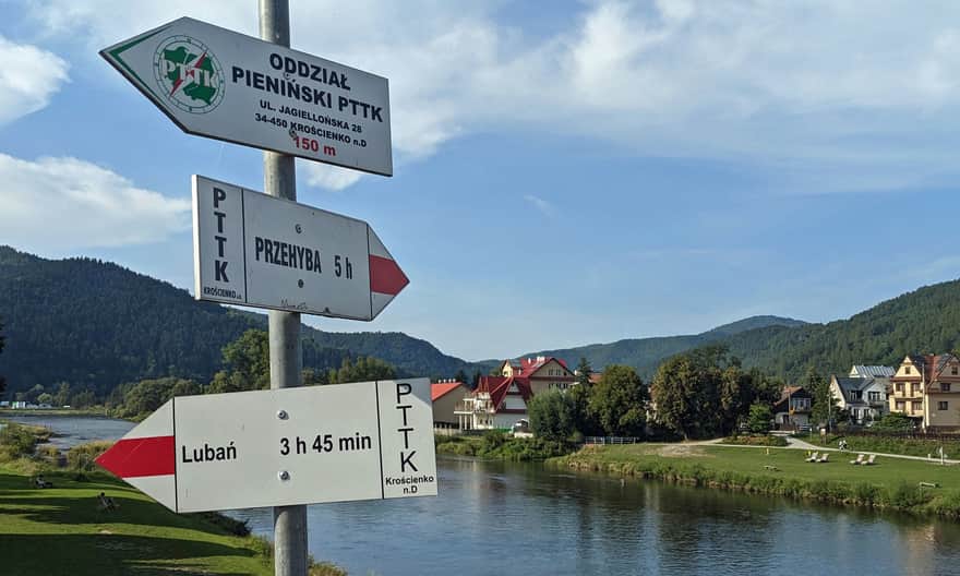 Czerwony szlak w Krościenku nad Dunajcem: w lewo na Lubań, w prawo na Przehybę