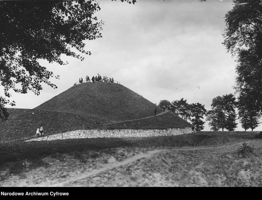 Kopiec Wandy we wsi Mogiła w latach 1918-1939