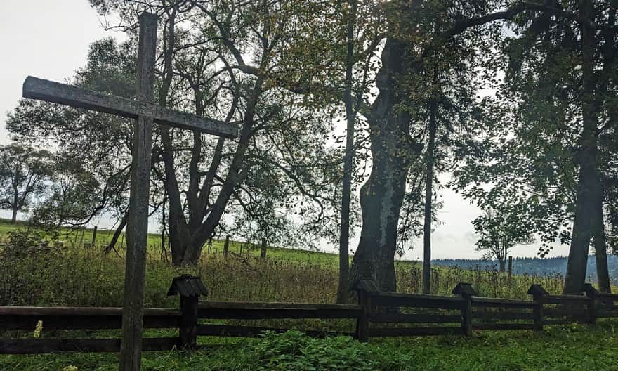 Cerkiew św. Michała Archanioła w Smolniku nad Sanem - krzyż na cmentarzu