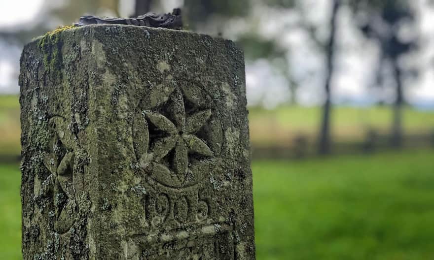 Cerkiew św. Michała Archanioła w Smolniku nad Sanem - jeden z zachowanych nagrobków