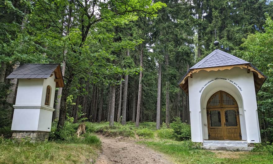 Niebieski szlak na Śnieżnik - odnowiona kaplica Marii Panny