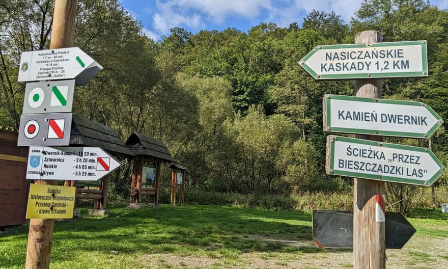 Ścieżka przyrodniczo-historyczna Caryńskie - drogowskazy na parkingu w Nasicznem