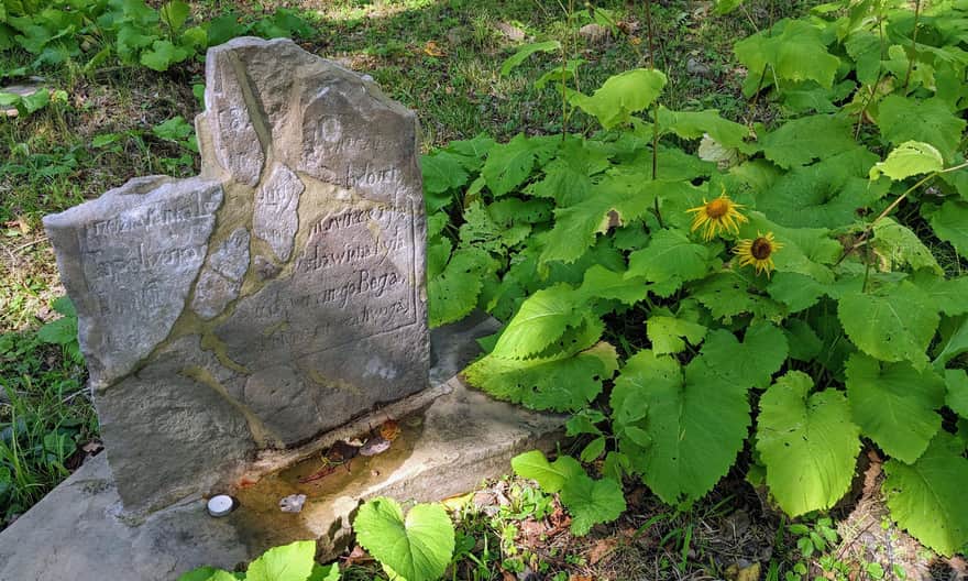 Dolina Caryńskiego - jeden z zachowanych nagrobków na przedwojennym cmentarzu