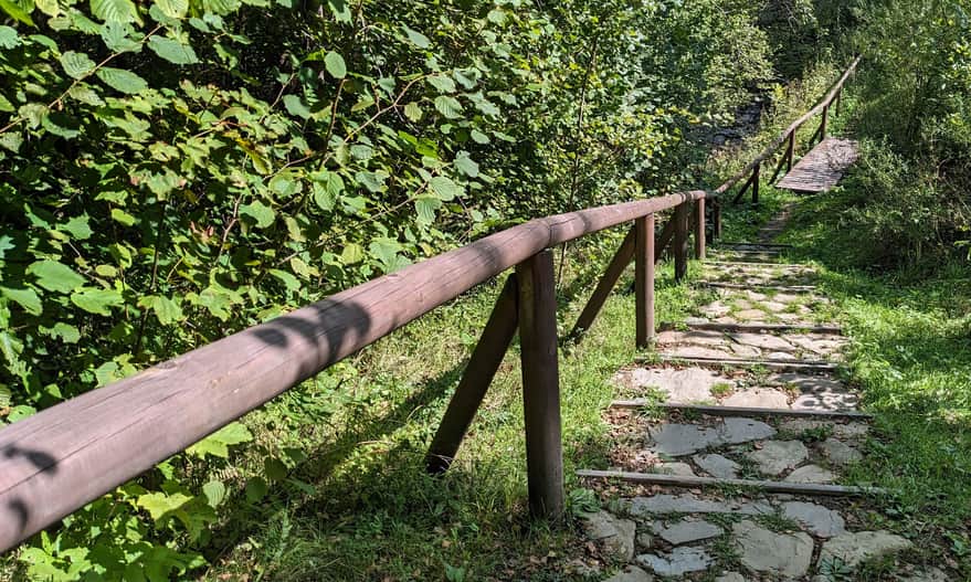 Dojście do cerkwiska w Caryńskiem