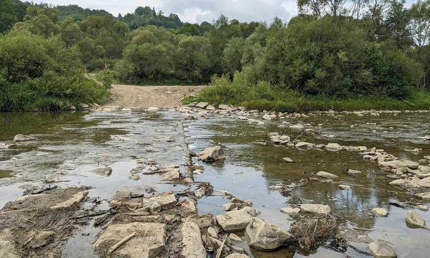 Ścieżka "Bieszczady Odnalezione" - bród na Wetlinie, łączący teren byłych wsi Łuh i Jaworzec