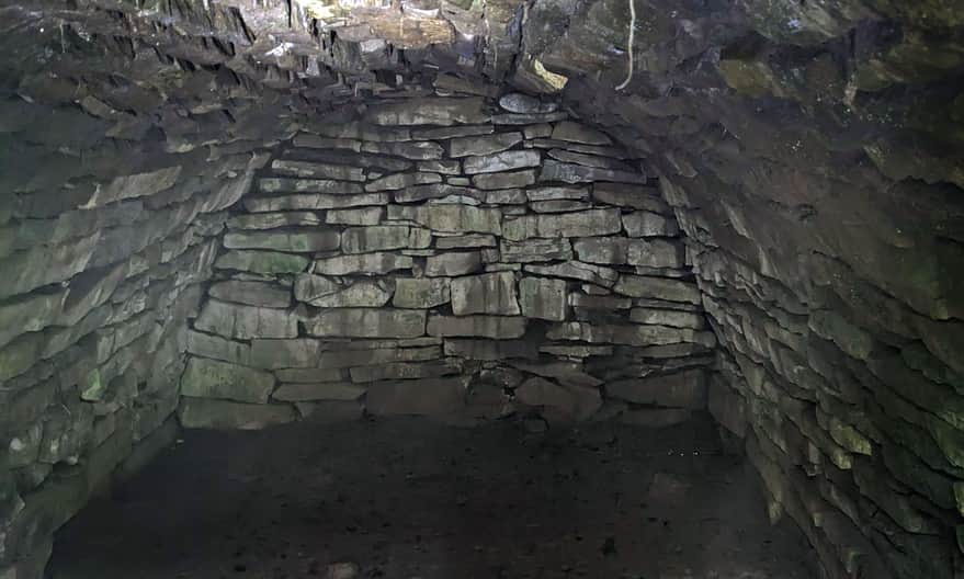 Ścieżka "Bieszczady Odnalezione", Jaworzec: jedna z zachowanych kamiennych piwnic