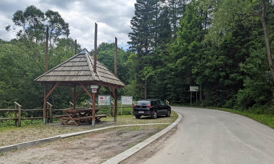 Ścieżka przyrodnicza Kiczera. Parking przy początku ścieżki przyrodniczej - uwaga, wjazd tutaj jest ograniczony!