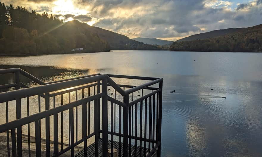 Październikowy wschód słońca nad zbiornikiem w Myczkowcach o godz. 7:45!