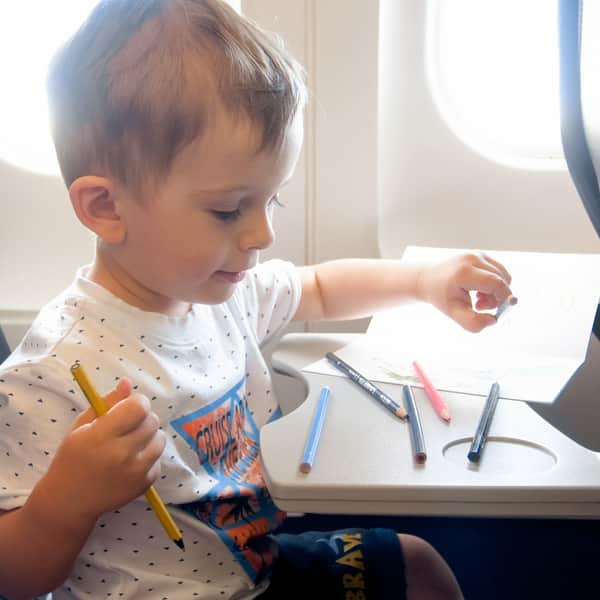 Pierwszy lot samolotem z rocznym dzieckiem - praktyczny poradnik dla rodziców