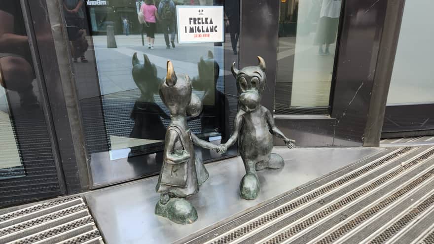 Frelka i Miglanc - Beboki wracające z zakupów, przed głównym wejściem do Galerii Katowickiej (ul. 3 Maja 30)