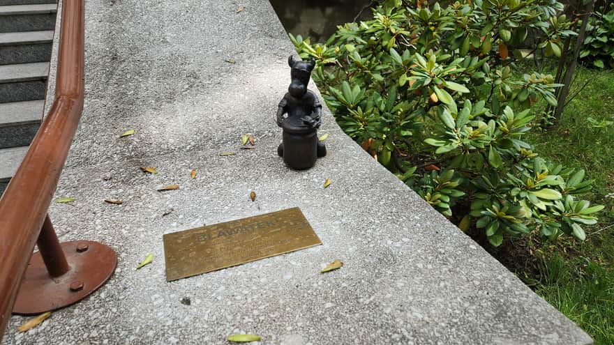 Bławatek, Bebok trzymający słoik z miodem, przed Miejskim Przedszkolem nr 52 w Katowicach (ul. K. Iłłakowiczówny 15a)