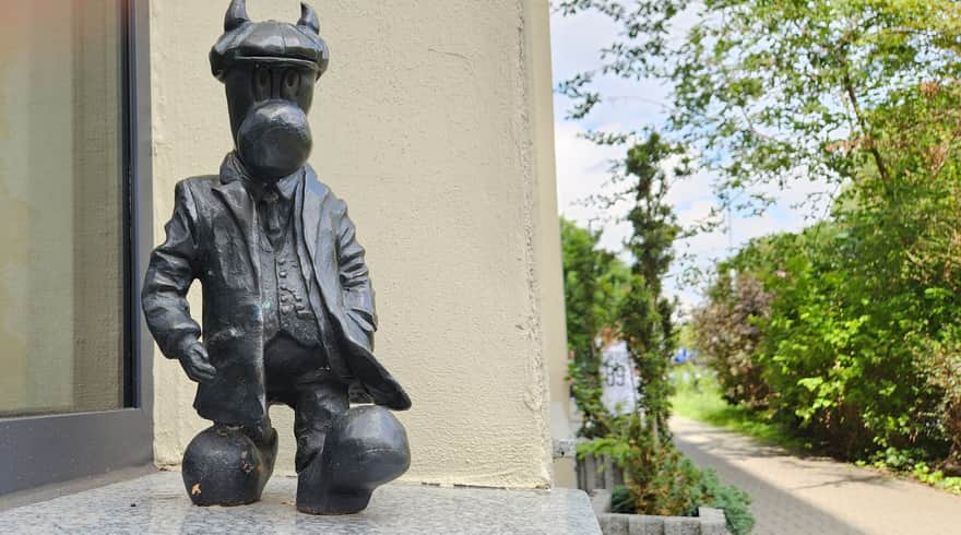 Gajerek - Bebok ubrany w elegancki garnitur, na parapecie okna sklepu odzieżowego (ul. G. Morcinka 23)