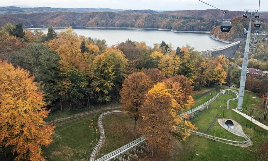 Zjeżdżalnia grawitacyjna "Bieszczadzka Furia" w Solinie - widok trasy z kolejki gondolowej